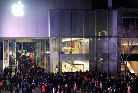 iPhone 4S發(fā)售時(shí)，北京三里屯蘋果店外徹夜等候的人群